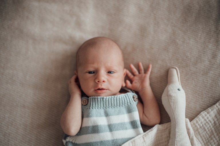 Waches Baby auf einer hellen Decke