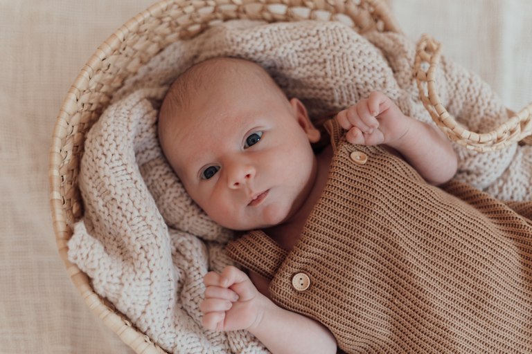 Waches Baby in einer weichen Strickdecke